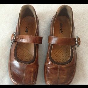 Earth Distressed Mary Jane shoes